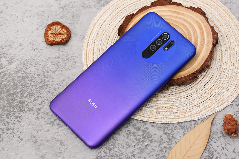 Mặt lưng được sắp xếp đan xen các vòng tròn đồng tâm | Redmi 9