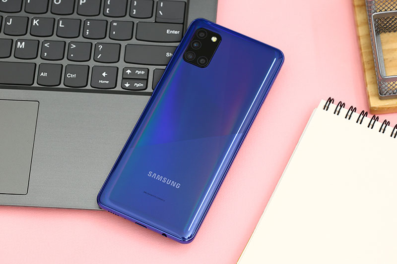 Mặt lưng sáng bóng trên điện thoại Samsung Galaxy A31 Mặt lưng sáng bóng trên điện thoại Samsung Galaxy A31