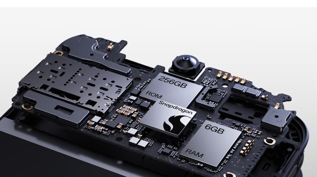 OPPO A6t 256GB trang bị RAM 6GB và bộ nhớ trong 256GB cho khả năng đa nhiệm và lưu trữ thoải mái